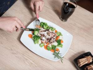 Manger-en-pleine-conscience-plus-de-plaisir-et-moins-de-calories-ingurgitees_width620