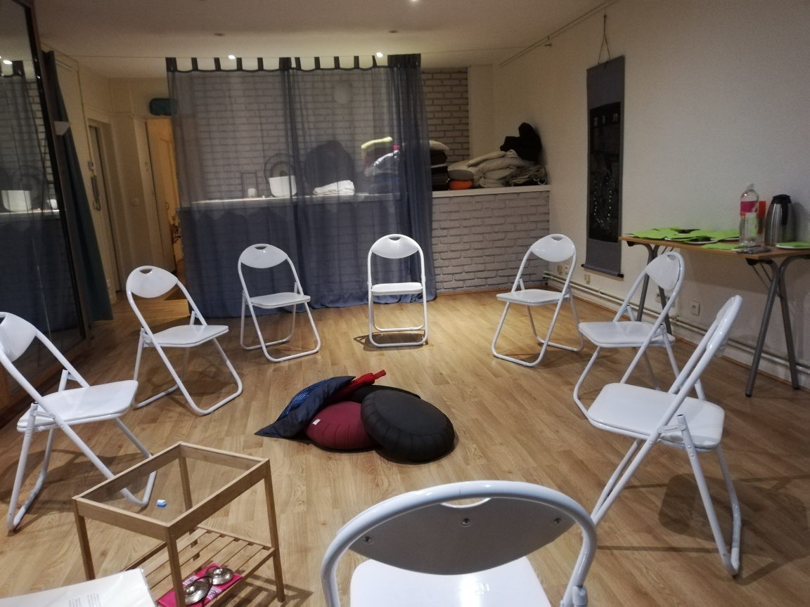 Cette image a un attribut alt vide ; son nom de fichier est manger-en-pleine-conscience-salle.jpg